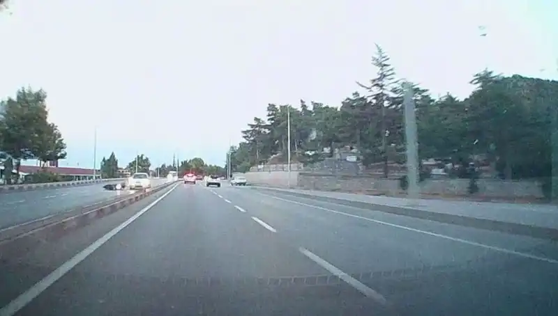 Motosiklet ile Otomobil Çarpıştı: Tek Yaralı ve Kaza Anı Güvenlik Kamerasında