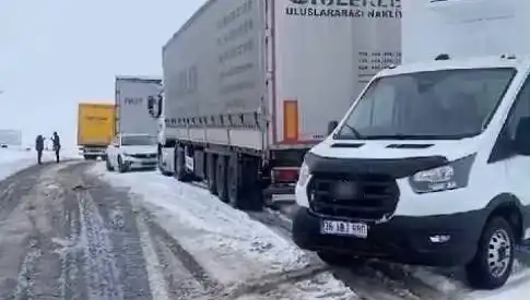 Kars-Ardahan Karayolunda Kar Yağışı Seferberliği: TIR'lar Kara Saplandı!
