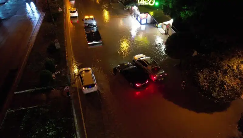 Adana'da Sağanak Yağışlar Hayatı Olumsuz Etkiledi: Cadde ve Yollar Sular Altında Kaldı