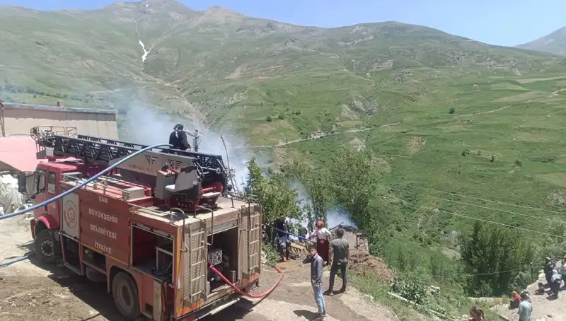 Van'da Evin İçinde Çıkan Yangında Bir Çocuk Hayatını Kaybetti