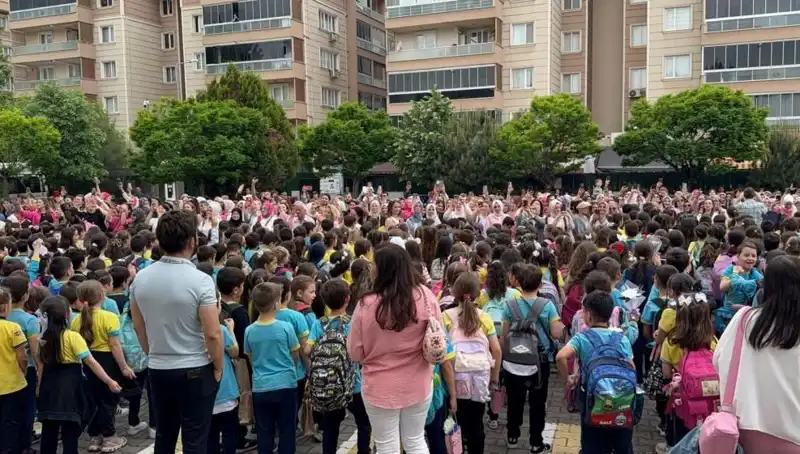 Öğrencilerden Annelerini Ağlatan Duygusal Sürpriz: Anlamlı Bir Kutlama