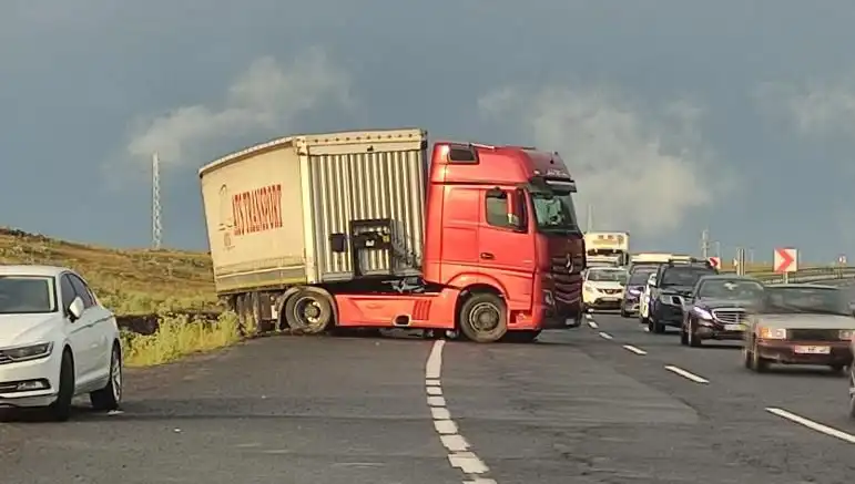 TIR Kaydı ve Yol Kapatma Krizi: Uzun Araç Kuyrukları Şehirleri Kestiriyor