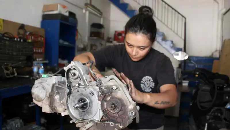 Hayriye'nin Motor Ustası Olma Hikayesi: Eşi Çırak Bulamadı, O Karar Verdi!