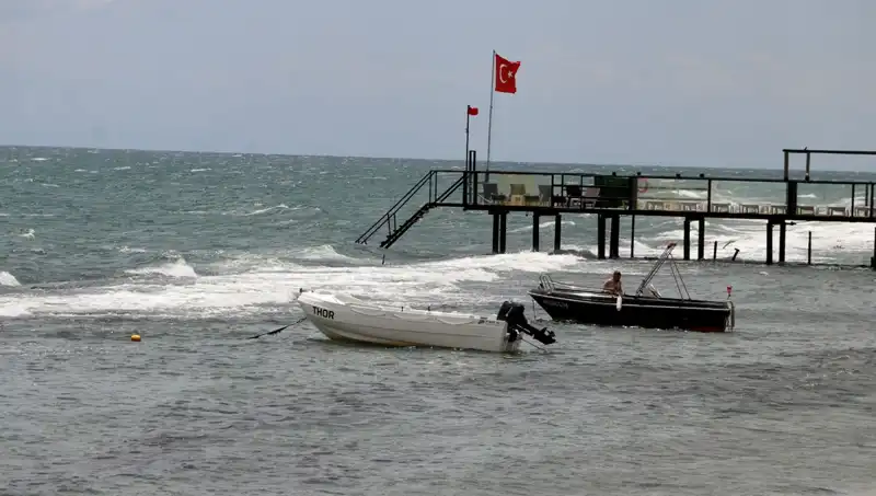 Poyraz Rüzgarı Denizi Kapatma Noktasına Getirdi: Denize Girmek Yasaklandı