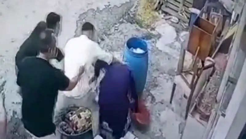 Başakşehir'de Bidon Çatışması: Baba ve Oğul 58 Yaşındaki Kadını Darbetti