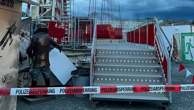 Dönen Salıncak Reklam Direklerine Çarptı: Facianın Eşiğinden Döndü