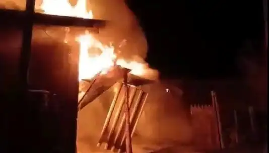 Karabük'te Korkutan Yangın: İki Ev Kül Oldu, Şans Eseri Yaralı Yok