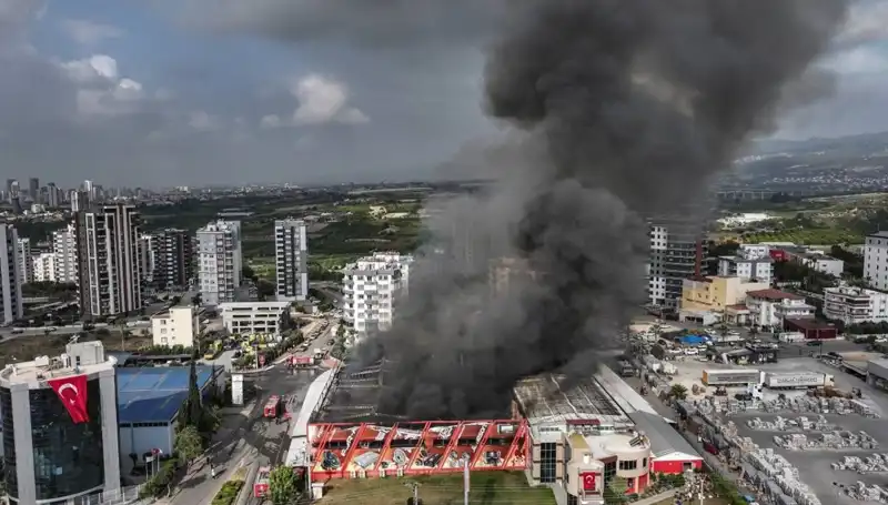 Mersin’de Fabrika Yangını: Korku Dolu Anlar ve TOMA Müdahalesi