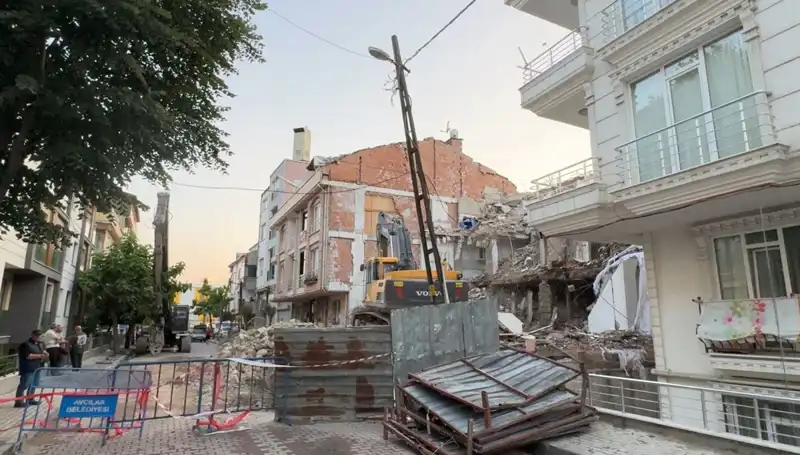 Yıkım Alanında Korkutan Kaza: Elektrik Kabloları Kopunca İki Sokak Karanlığa Gömüldü