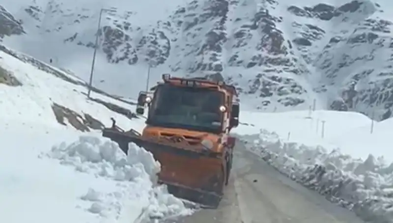 Kar Engeli Aşıldı: Beş Ay Kapalı Yolu Bir Haftada Açtılar!