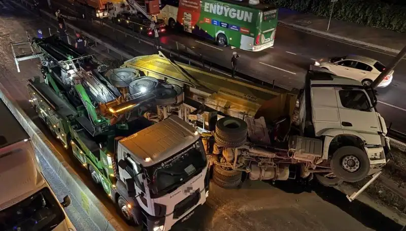 Moloz Yüklü Hafriyat Kamyonu Devrildi: Olay Yerinde Gergin Anlar