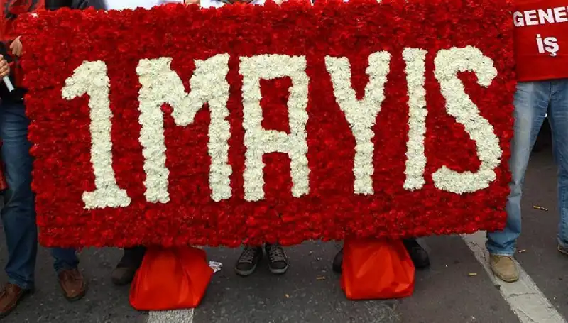 1 Mayıs Emek ve Dayanışma Günü'nde Okullar Tatil mi? Detaylar Açıklıyoruz