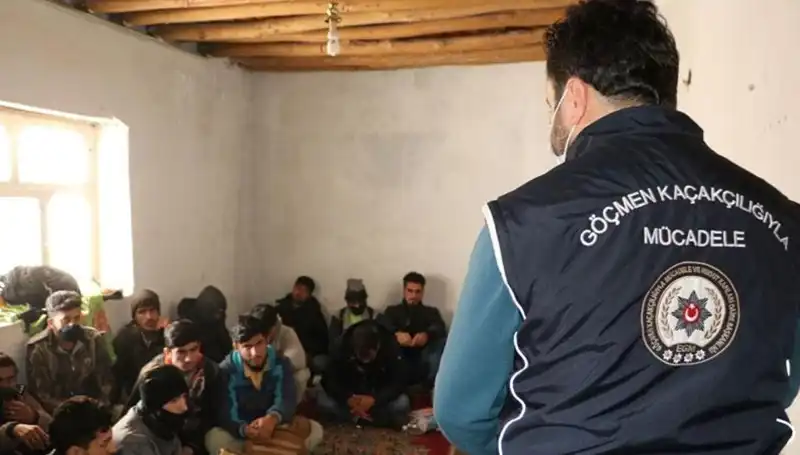 Edirne ve Kırklareli'nde Düzensiz Göçmen Operasyonu: 17 Tutuklandı