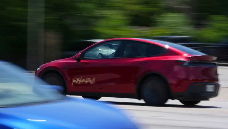 Musk'ın Robotaxi Projesinde Şok Edici Hüsran: Hız ve Yön Problemleri