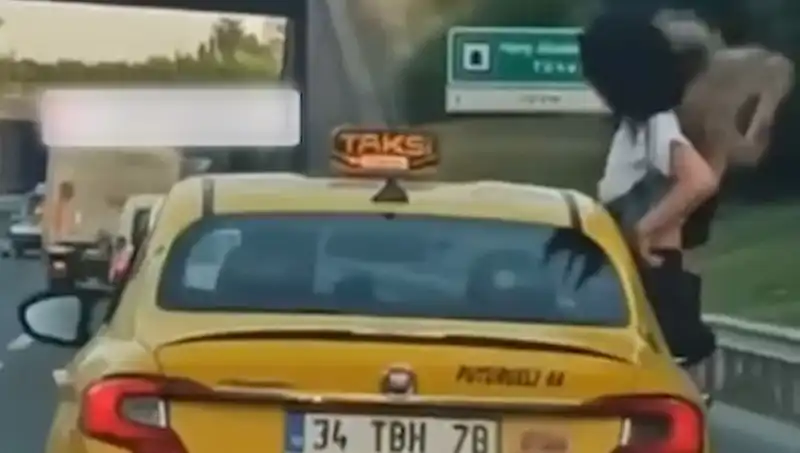 TEM Otoyolu'nda Taksinin Camından Sarkan Gençler: Tehlikeli Şov!
