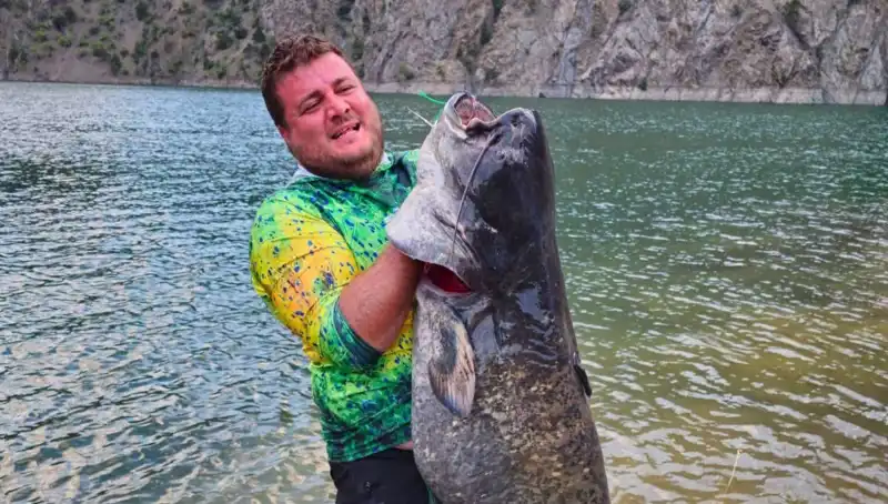 Amatör Balıkçılar Baraj Gölünde Rekor Kırdı: 100 Kilo Balık Yakalandı!