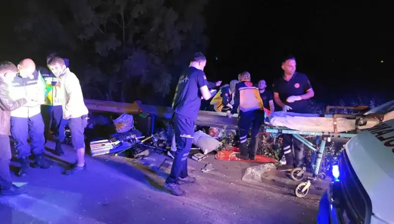 Minibüs Kazasında Savrulan Yolcular Hayatta Kalma Mücadelesi Verdi