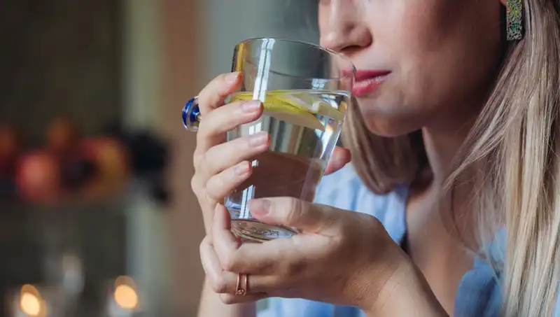 Harvardlı Uzmanın Açıklamalarıyla Limonlu Su: Gerçekten Sağlığa Faydası Var mı?