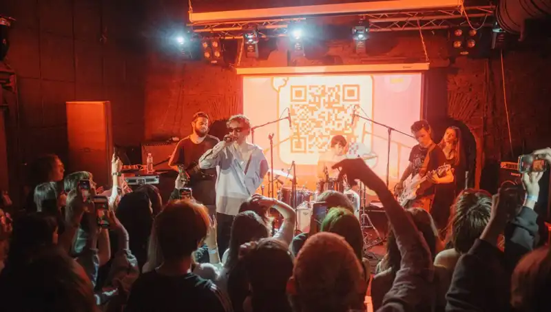Savaşın Gölgesinde Birlikte Hayat: Şehirde Hem Saldırı Hem Konser