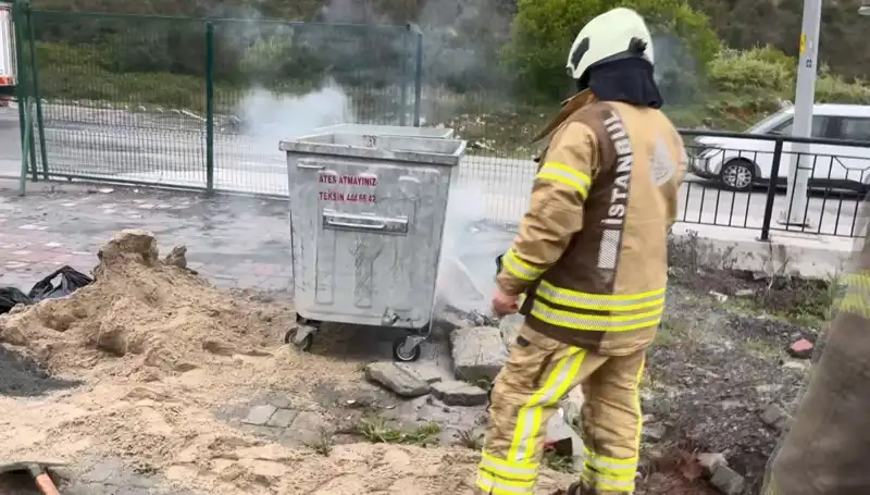 Başakşehir'de Çöp Konteynerinden Yükselen Dumanlar Kimyasal Korkusu Yarattı