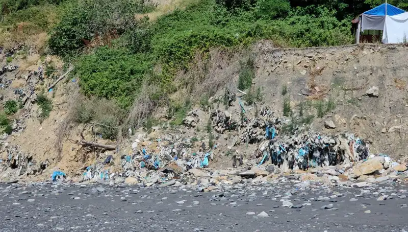Kozlu Sahili’nde Eşsiz Manzarayı Tehdit Eden Çöp Yığını