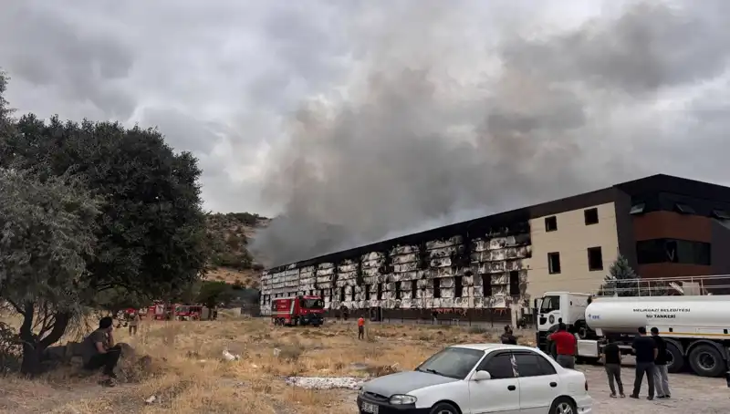 Kayseri'deki Mobilya Fabrikasında Büyük Yangın: Olayın Ön Cephesi!