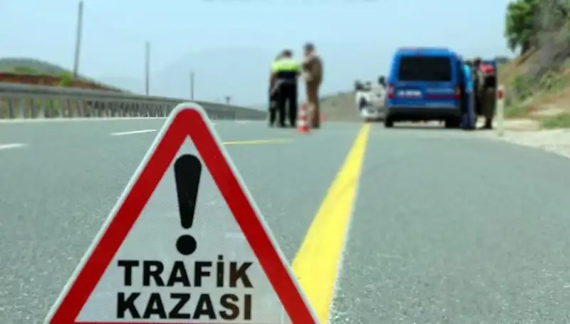 Dikkatsizliğin Faturası: Ticari Araç ve Otomobil Çarpıştı, 5 Yaralı!