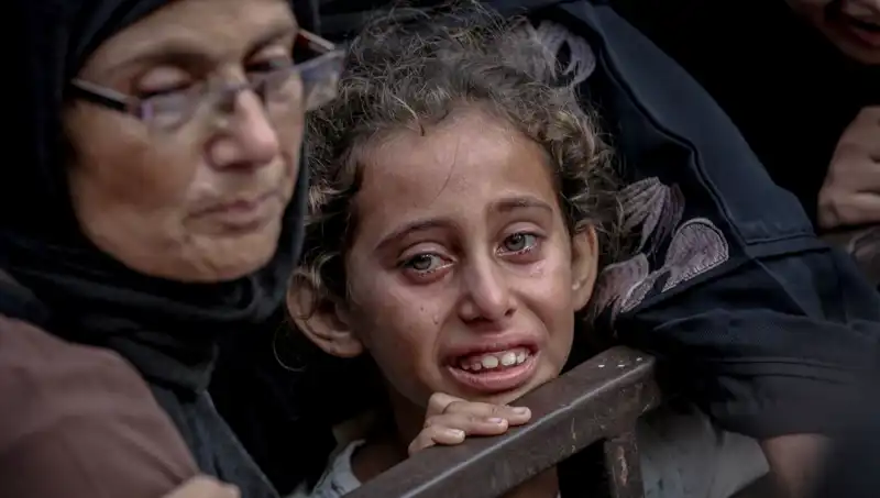 Gazze'de Açlık Felaketi: İsrail Askerleri Yemekleri Yere Gömüyor