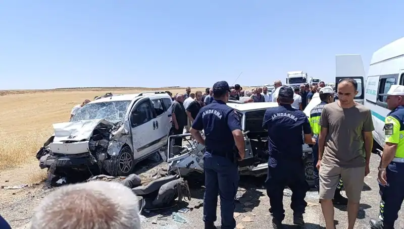 Hafif Ticari Araç ve Otomobil Çarpışması: 4 Kişi Hayatını Kaybetti, 1 Yaralı